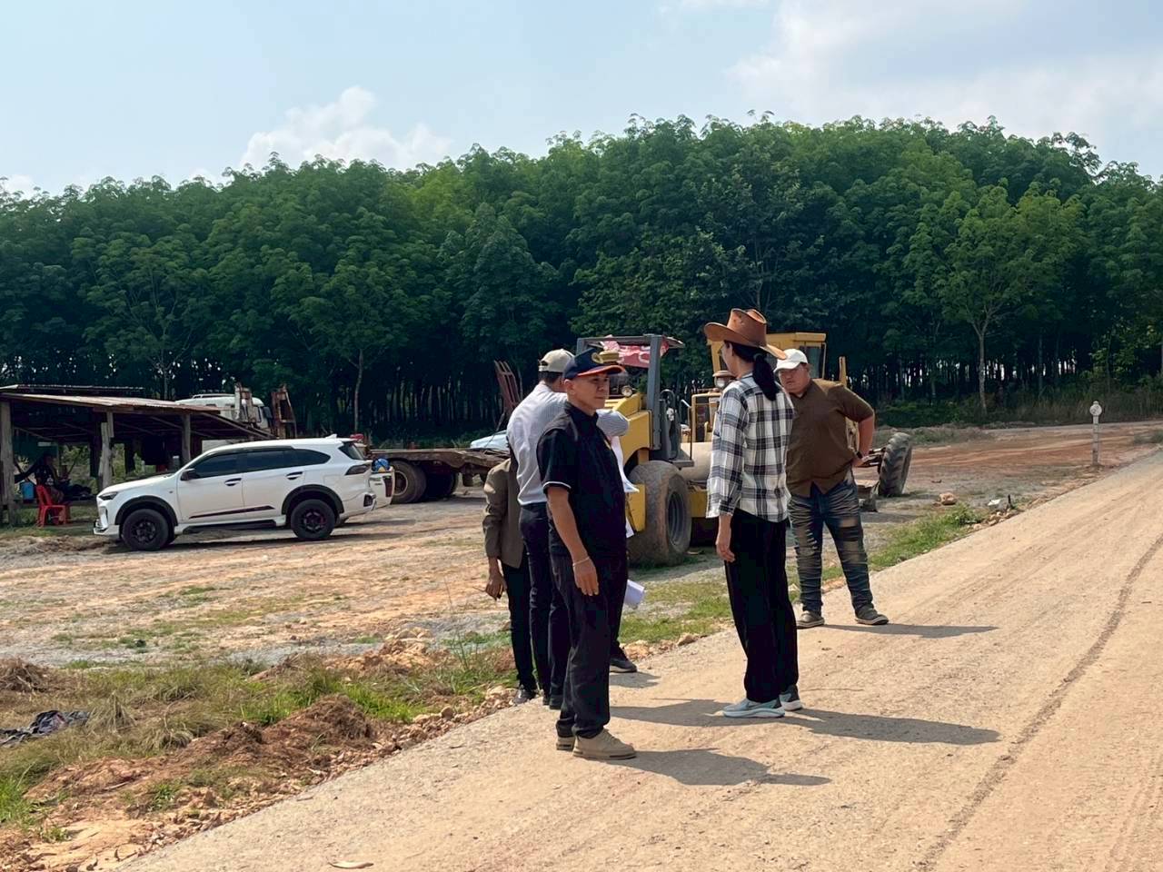 title - วันที่ 17 มีนาคม 2569 นายวิทูล ประดิษฐบุญ ปฏิรูปที่ดินจังหวัดปราจีนบุรี  มอบหมายให้ นายเชวงศักดิ์ อะปะมาตร ผู้อำนวยการกลุ่มงานช่างและแผนที่  นางรักษ์หทัยรัตน์ เมทนีกรชัย หัวหน้าฝ่ายบริหาร และเจ้าหน้าที่ ส.ป.ก.ปราจีนบุรี ลงพื้นที่ตรวจรับงานก่อสร้างถนนสายซอยในแปลงเกษตรกรรม ในเขตปฏิรูปที่ดิน ให้แก่เกษตรกรผู้ไร้ที่ดินทำกิน